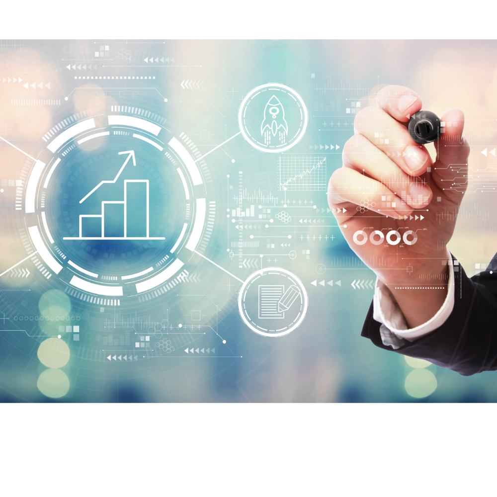 Roka osebe v poslovni obleki riše po prosojnem digitalnem vmesniku s prikazom rastočega grafa in tehnološkimi ikonami.
