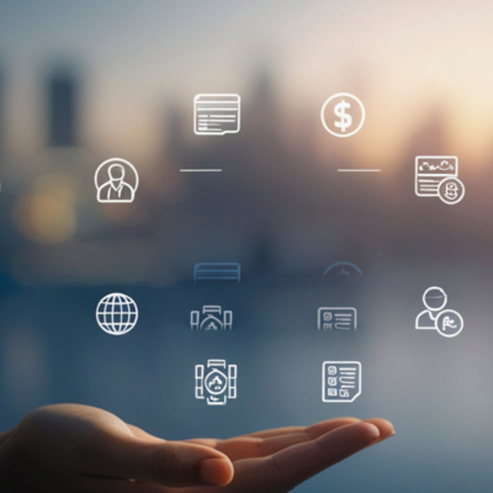 Odprta dlan drži niz lebdečih ikon, ki predstavljajo poslovne in digitalne procese, kot so komunikacija, finance, svetovanje, globalna povezljivost in podatkovni sistemi. V ozadju je zamegljen mestni prizor.