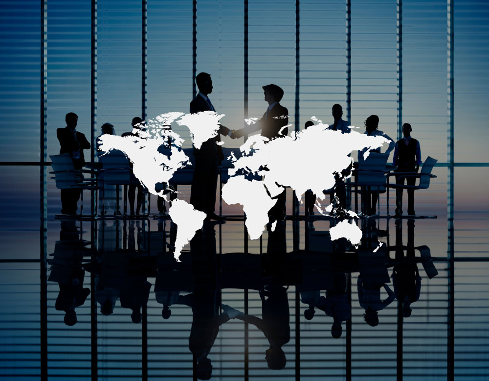 V sejni sobi so silhuete ljudi, ki sedijo za veliko mizo, medtem ko se dve osebi v ospredju rokujeta. Čez prizor je grafično prikazana svetovna mapa v beli barvi, kar ponazarja mednarodno sodelovanje.