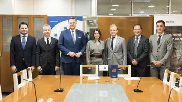 Predstavniki SID banke in Evropske investicijske banke na skupinskem fotografiranju ob uradnem srečanju, namenjenem krepitvi sodelovanja
