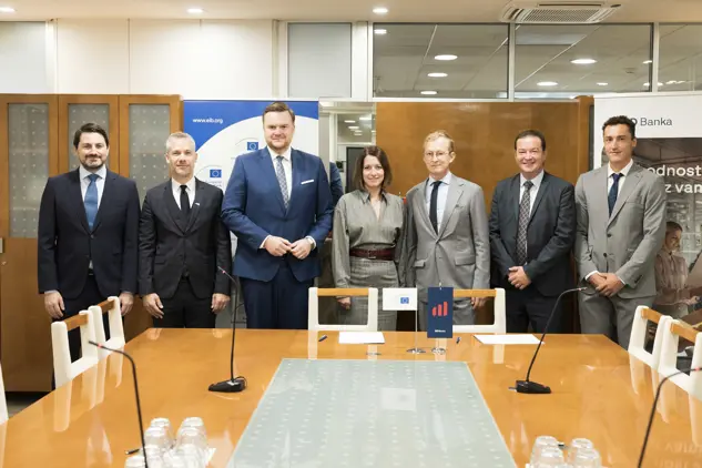 od leve proti desni: Edo Kalan, Simon Savšek in Marko Primorac - vsi EIB, Stanka Šarc Majdič, Borut Jamnik, Matej Zalar, Aleš Petkovšek -vsi SID banka