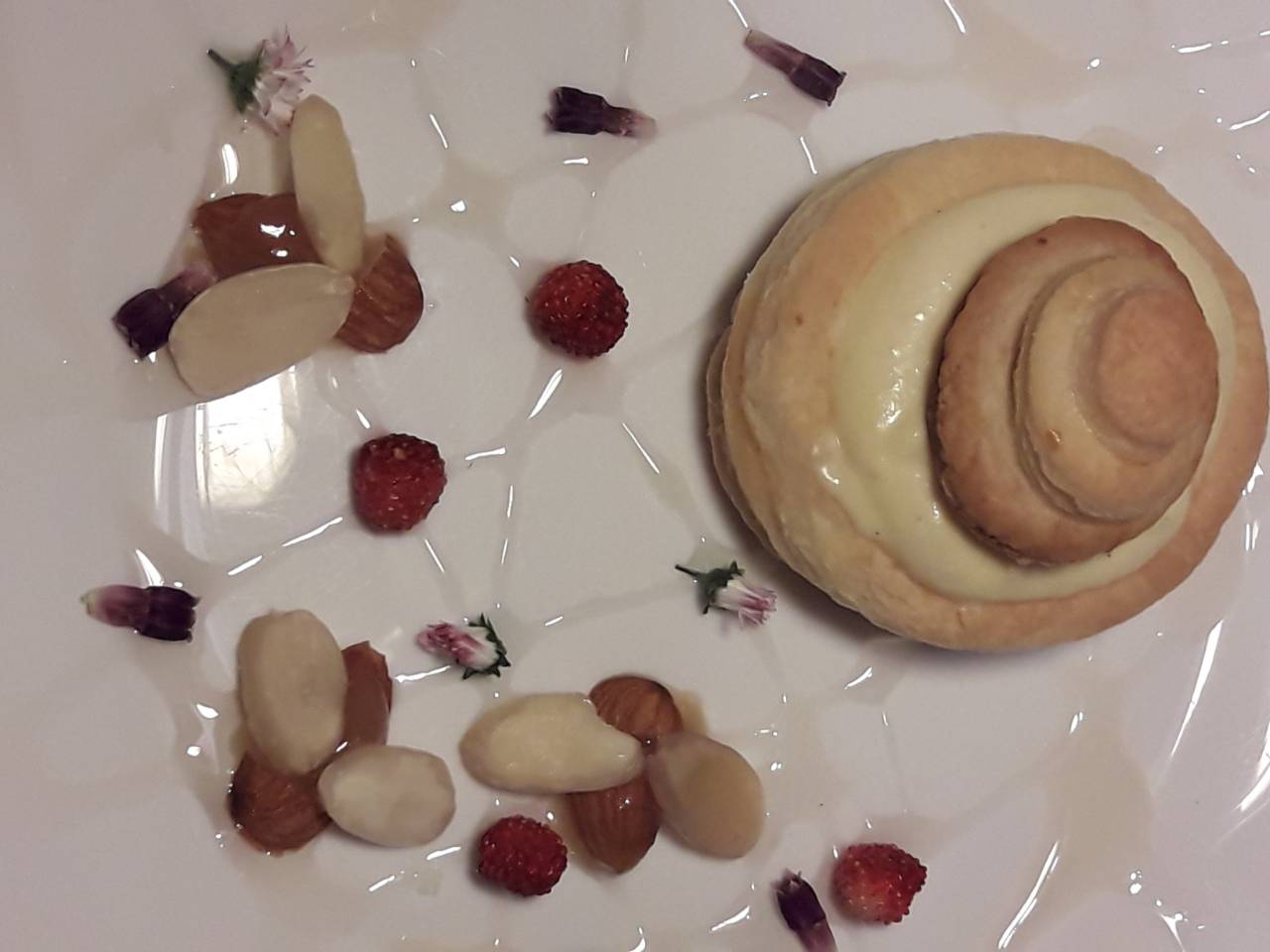 Slika končnega kuharskega izdelka iz tekmovanja Zlata kuhalnica. Recept: Vanilijeva krema s sadjem.